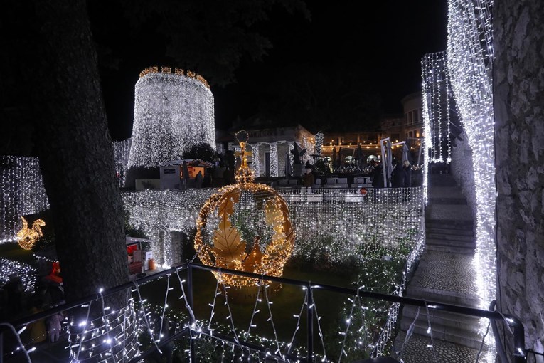 FOTO Božićna čarolija u Rijeci: Trsatsku gradinu obasjava 12 kilometara lampica