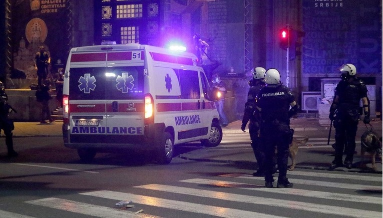 Mladić pronađen nepomičan u centru Beograda. Ima tešku ubodnu ranu na vratu