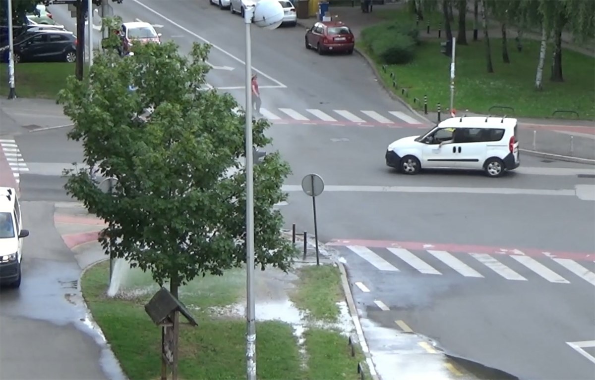 VIDEO Na zapadu Zagreba pukla cijev, šiklja voda