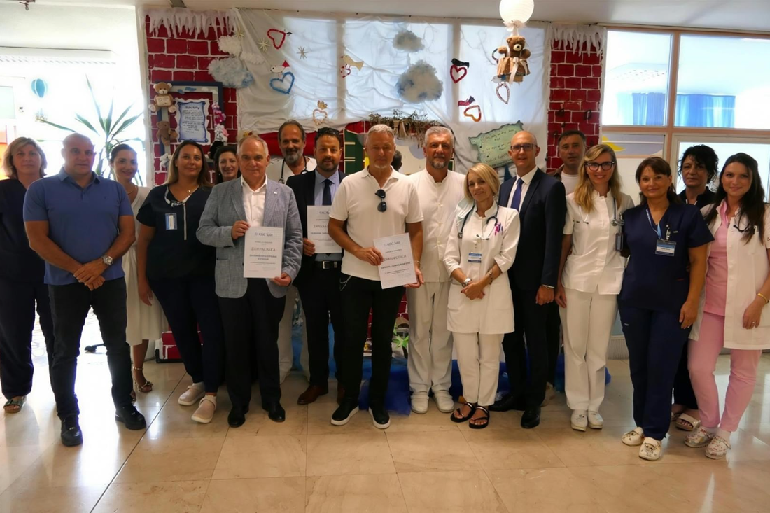 Thompson donirao KBC-u Split i fotkao se s liječnicima koji su mu spasili sina