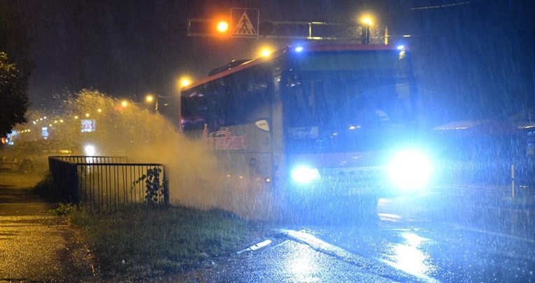 Zagrebački vatrogasci sinoć imali čak 35 intervencija. Jedan vatrogasac ozlijeđen