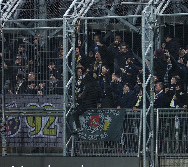 VIDEO Incident na Rujevici. Slovenci pokušali razbiti ogradu, zaštitari intervenirali