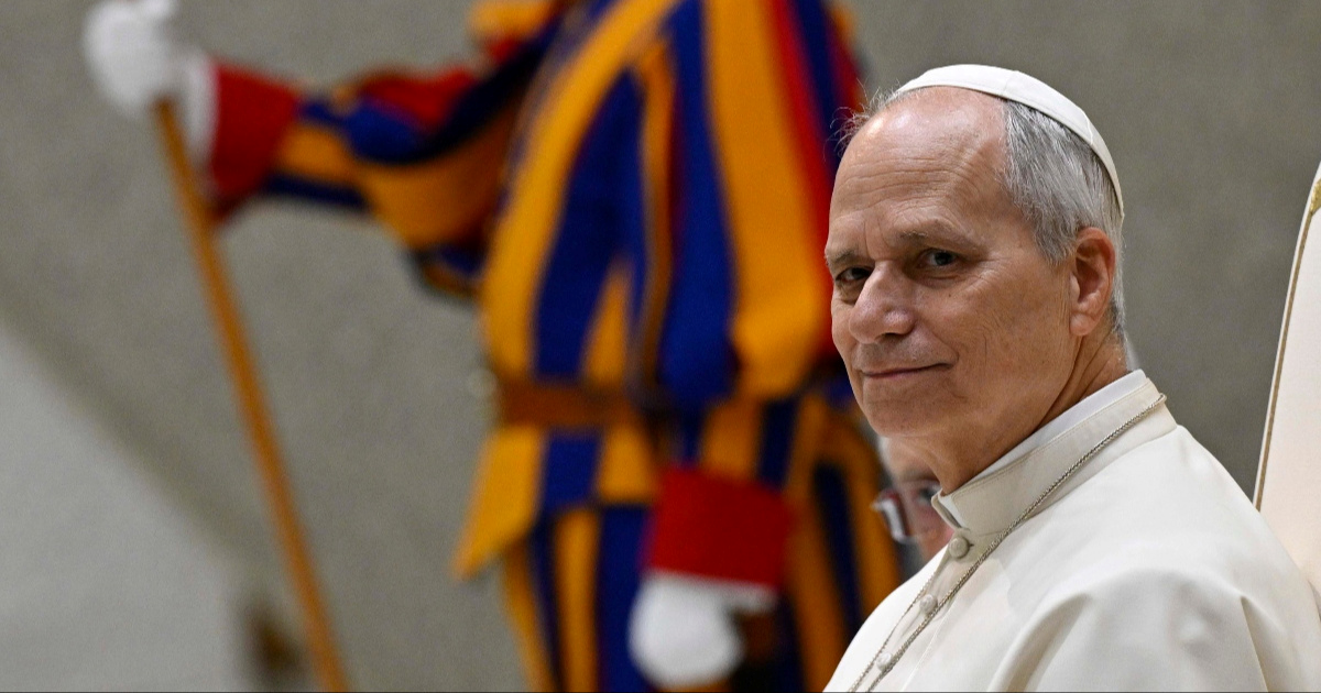 Papa Lav uputio bizaran apel: Prestanite razgovarati s lažnim AI djevojkama