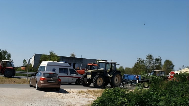 BiH poljoprivrednici kod Orašja blokirali cestu traktorima, traže isplate potpora