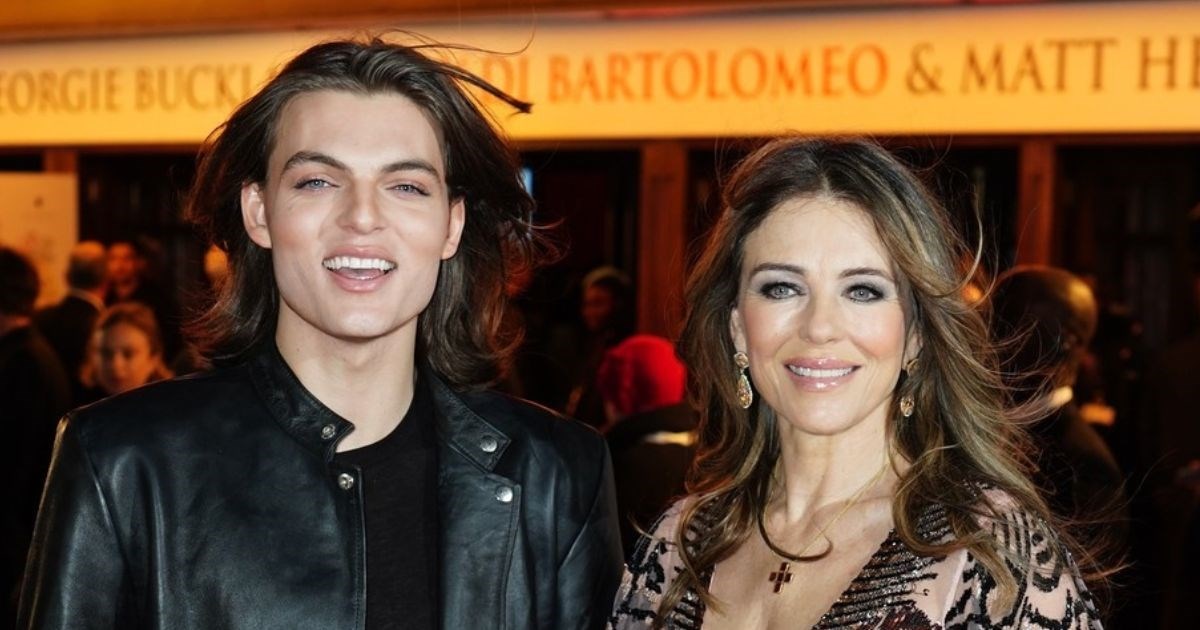 Elizabeth Hurley snimljena na premijeri mjuzikla u Londonu, došla u pratnji sina (22)