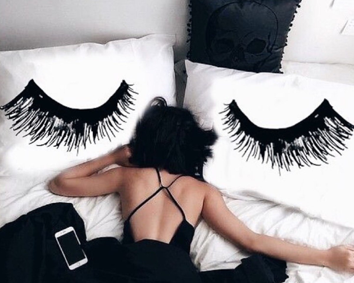 Znamo da preko noći ne smijemo spavati sa šminkom, ali što je s kratkim snom preko dana?