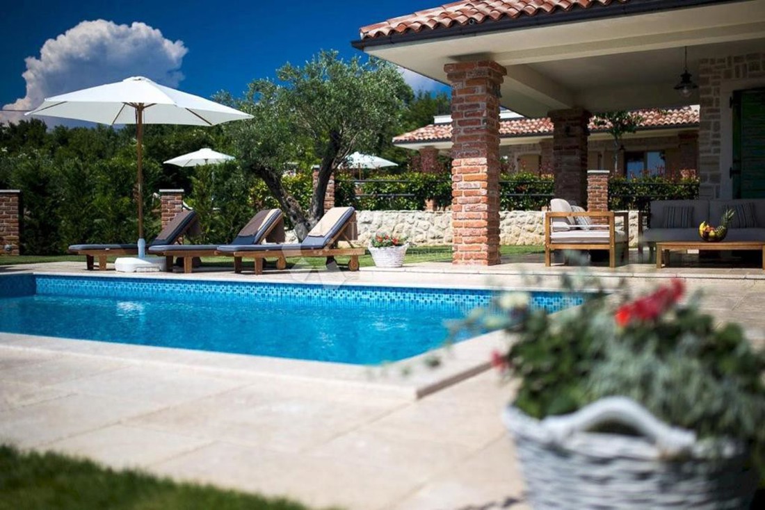 Vila s bazenom, saunom i teretanom na Krku prodaje se za 615.000 eura