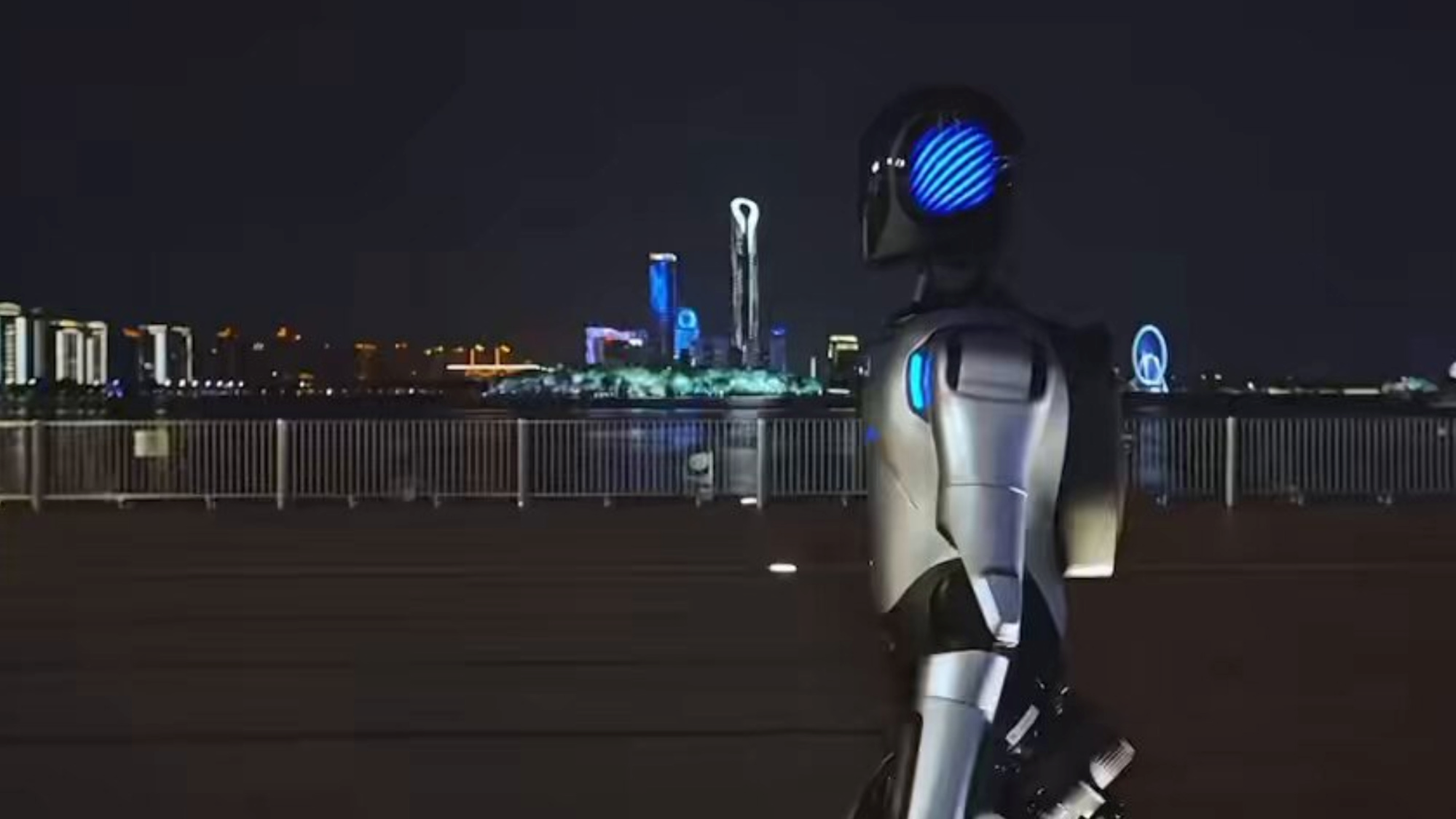 Kineski humanoidni robot prešao 100 kilometara u tri dana