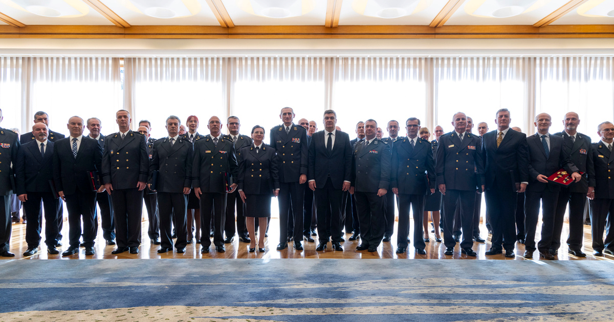 Milanović uručio  bodeže i odličja umirovljenim časnicima