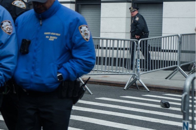 Ispred rezidencije gradonačelnika New Yorka bačena bomba. Slučaj istražuje FBI