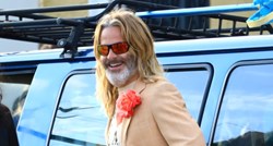 "Brad Pitt za siromašne": Slavni glumac iznenadio novim imidžem, fanovi ga sprdaju
