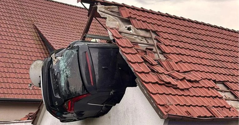 VIDEO U Njemačkoj autom udario dijete na trampolinu pa završio na krovu štale