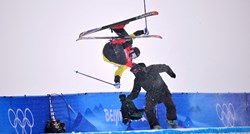 Pogledajte kako je skijaš na ZOI-ju prilikom skoka udario kamermana