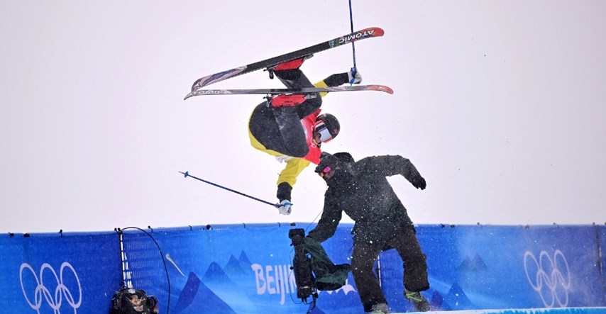 Pogledajte kako je skijaš na ZOI-ju prilikom skoka udario kamermana