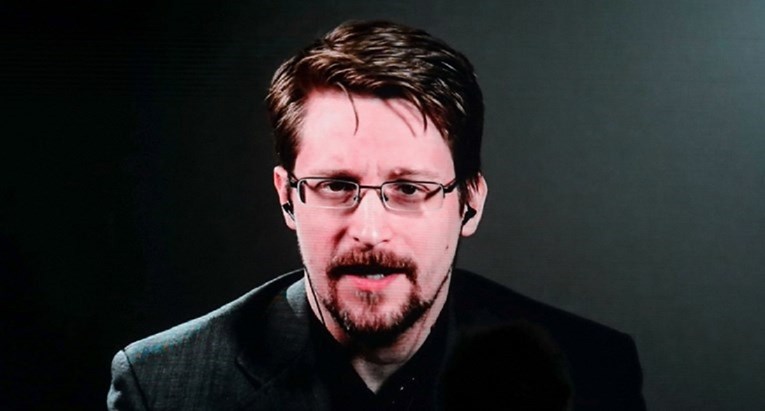 Edward Snowden se zakleo na vjernost Rusiji i primio rusku putovnicu