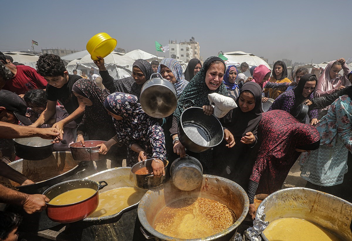 Stotine Palestinaca satima čekaju na topli obrok na jugu Gaze