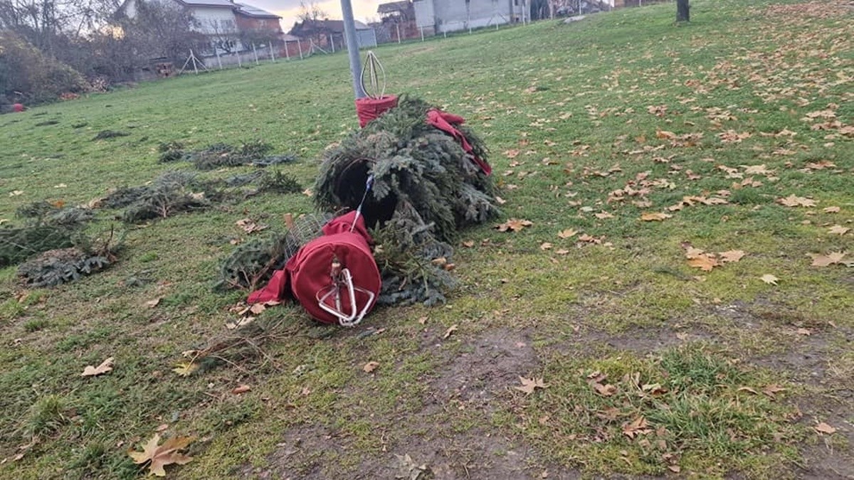 FOTO Ispred vukovarske crkve uništen adventski vijenac