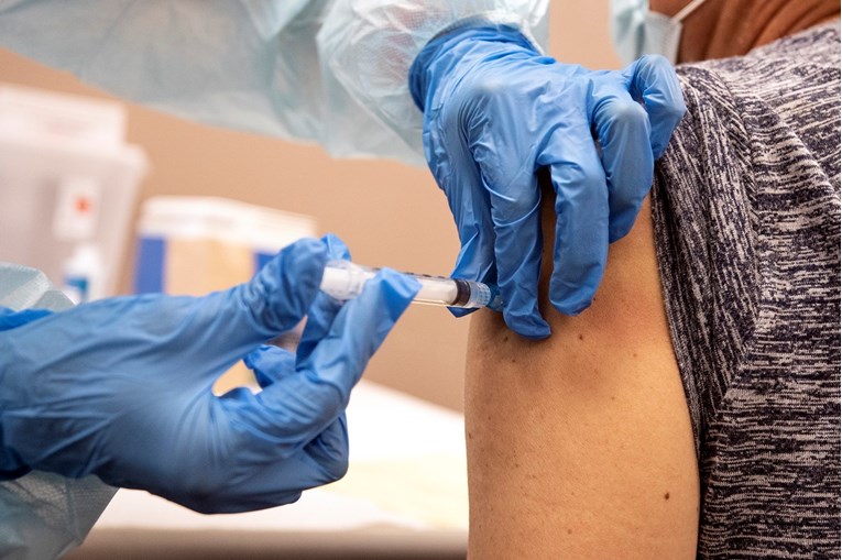 Ursula von der Leyen: Europska unija bi u prosincu mogla odobriti dva cjepiva