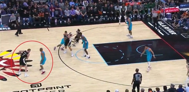 Pogledajte kako su dva NBA igrača jedan od drugog pokušala iznuditi prekršaj