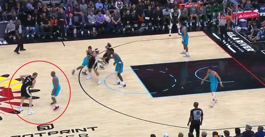 Pogledajte kako su dva NBA igrača jedan od drugog pokušala iznuditi prekršaj