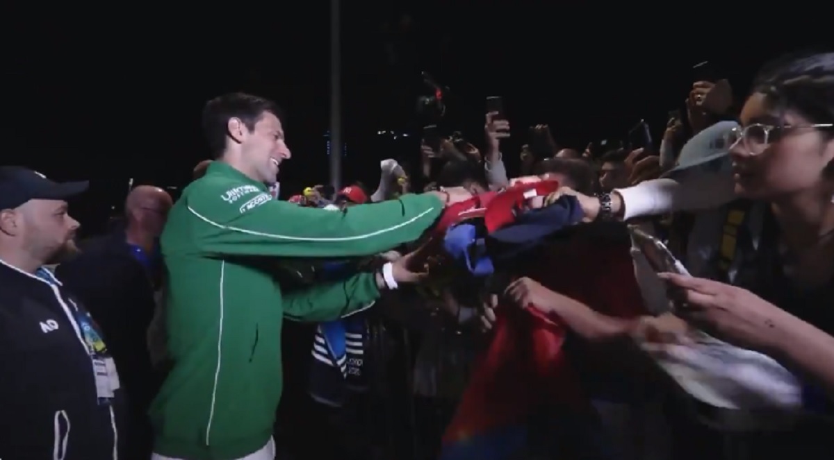 VIDEO Histerija i ludnica kad se Novak pojavio ispred stadiona