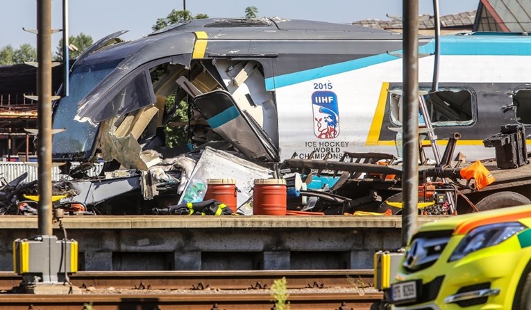 Brzi vlak se zabio u lokomotivu u Češkoj, strojovođa poginuo. Ozlijeđeno 5 ljudi