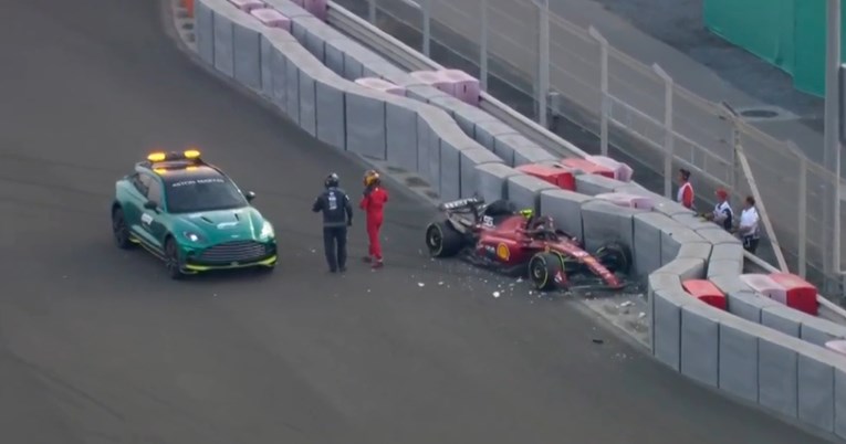 VIDEO Ferrarijeva zvijezda zabila se u ogradu uoči zadnje utrke sezone