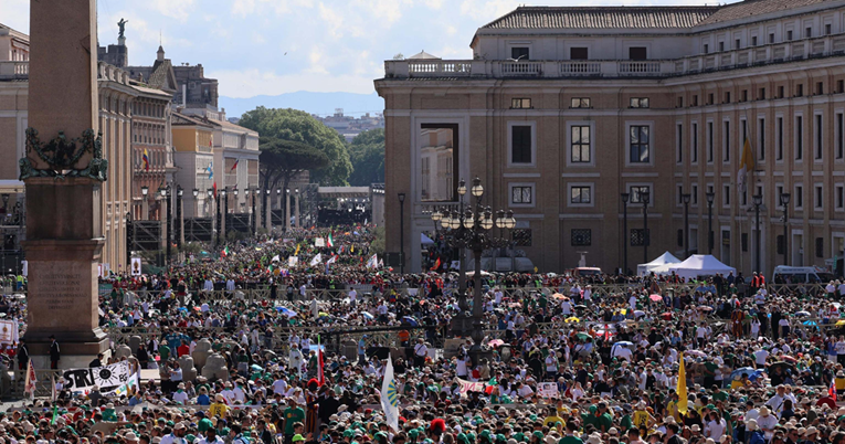 200.000 mladih katolika ispunilo Trg sv. Petra. Vikali su: "Viva Francesco"