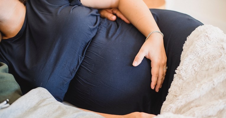 Je li sigurno u trudnoći spavati na trbuhu? Evo što kažu stručnjaci