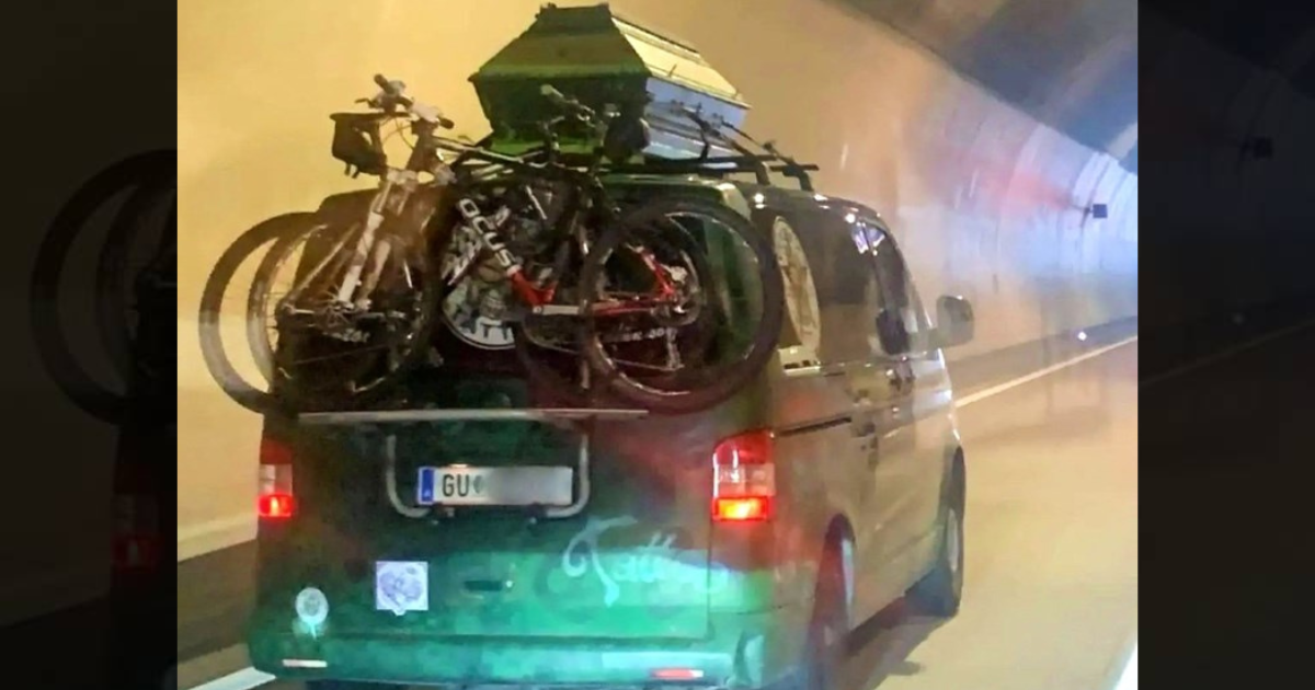 Viralni hit: Turist u Hrvatsku stigao s lijesom na krovu