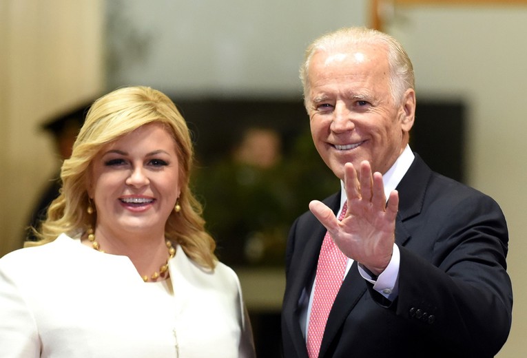 Kolinda čestitala Bidenu, objavila sliku na kojoj se grle