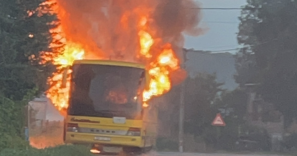 Kod Bjelovara se zapalio autobus