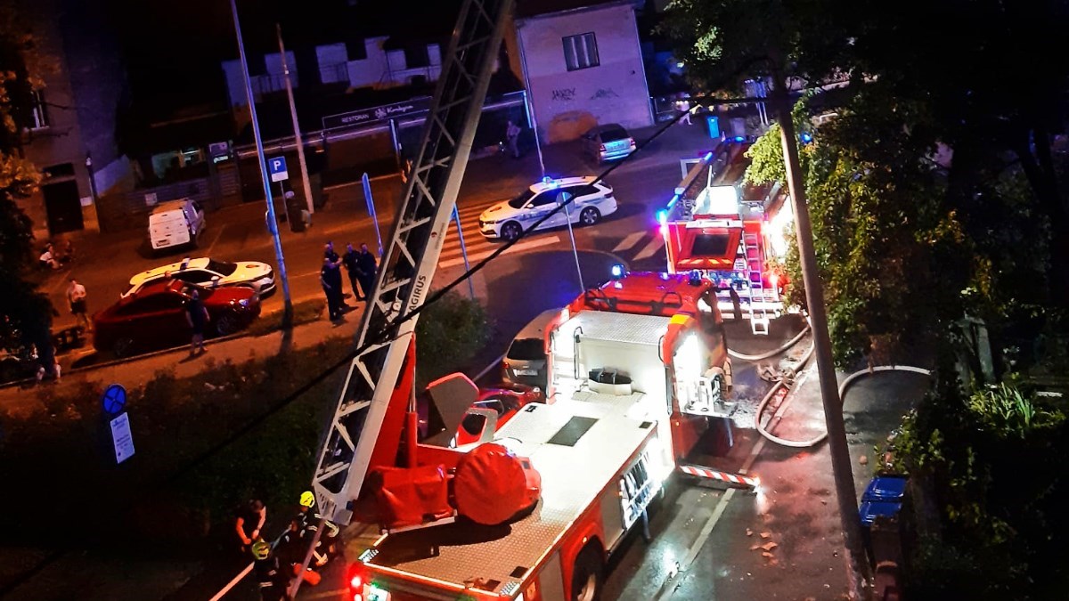 VIDEO Sinoć je na zagrebačkoj Trešnjevci izgorjelo potkrovlje zgrade