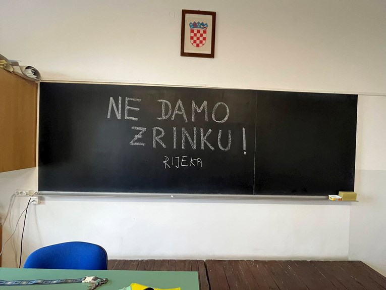 Učitelji diljem Hrvatske porukama na pločama podržali nastavnicu koja je dobila otkaz