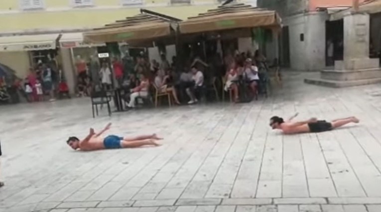 VIDEO Tri lika se u centru Splita bacala na pod i klizala po kiši, ekipa navijala