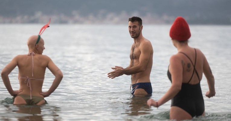 FOTO Desetak Zadrana odvažilo se na blagdansko kupanje na plaži Kolovare