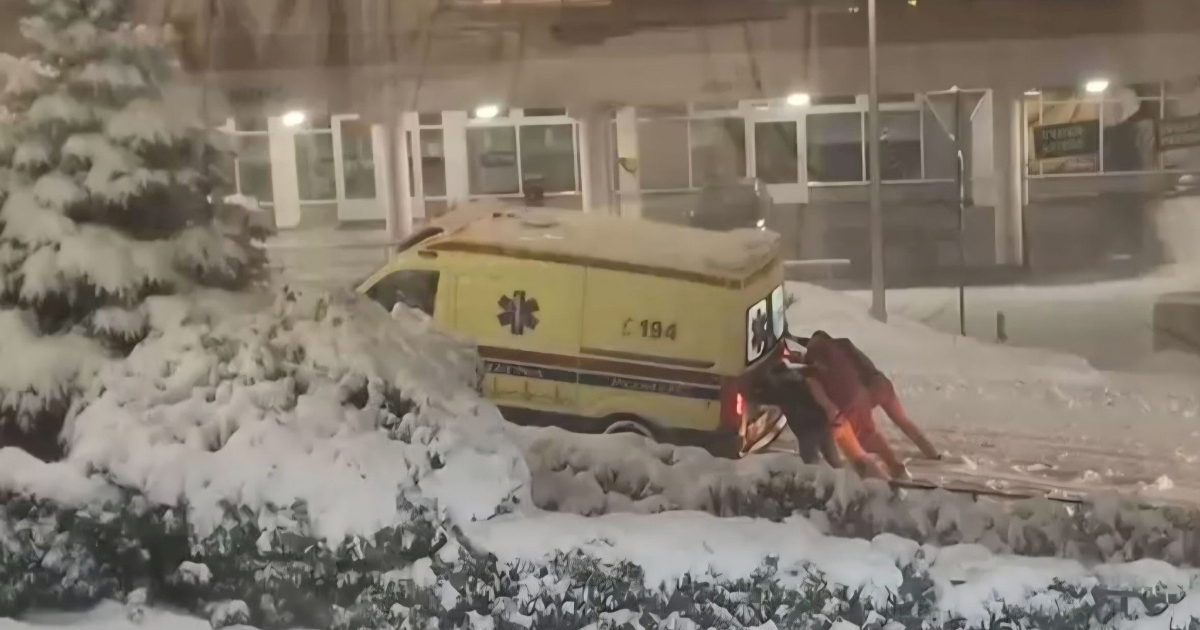 VIDEO Hitna lopatama čisti snijeg u Zagrebu. Građani: "Pa je li ovo normalno?"