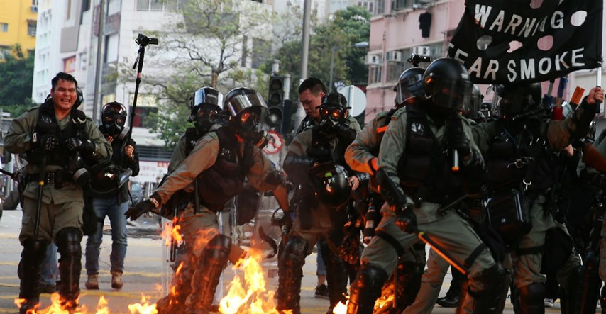 FOTO Kaos u Hong Kongu: Prosvjednici palili policajce, oni njih gađali suzavcem