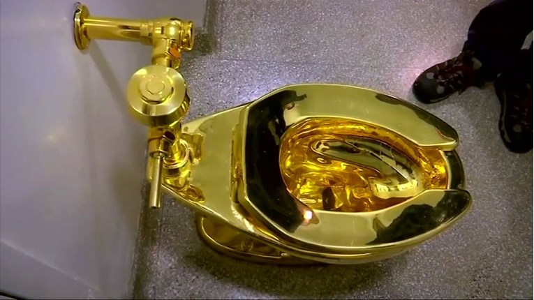 Ukrali zlatnu WC školjku od skoro 100 kg, vrijednu preko 5 mil. eura. Dvojica osuđena