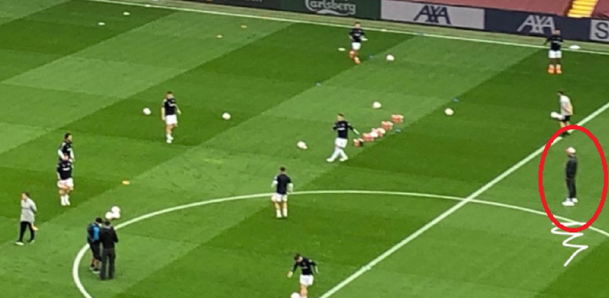 Klopp je stajao kao kip i zadivljeno je gledao kako Bielsa zagrijava svoje igrače