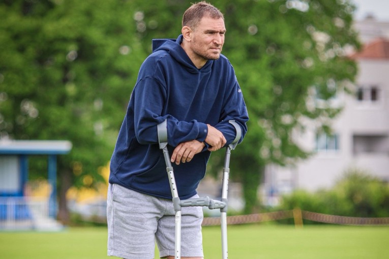 Jelavić na štakama stigao na trening Lokomotive