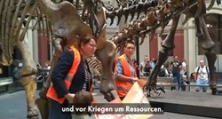 Dvije ekološke aktivistkinje zalijepile se za stup na izložbi dinosaura u Berlinu