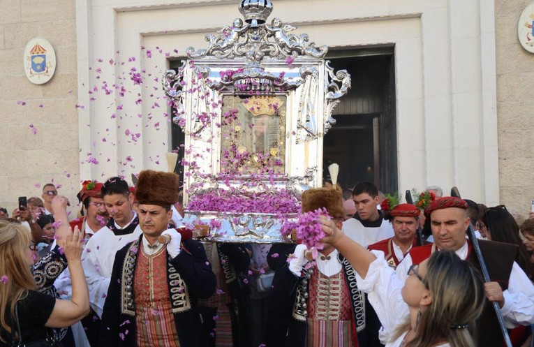 Tisuće na proslavi Velike Gospe u Sinju. Među njima Bulj, Glavina, Šipić...