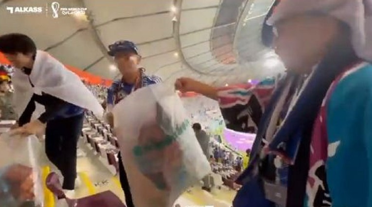 Japanski navijači počistili tribine od smeća nakon utakmice, a igrači svlačionicu