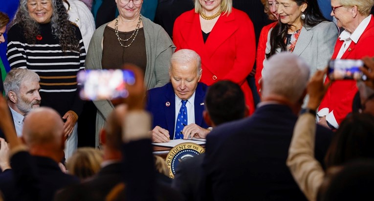 Biden prije odlaska potpisao 50 zakona