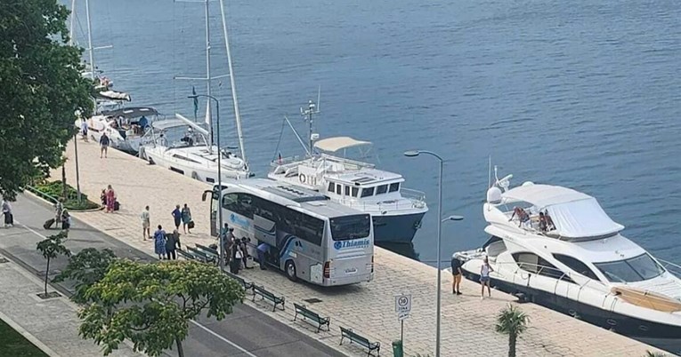 Kreteni na cestama: Britanci u Šibeniku parkirali bus na rivi