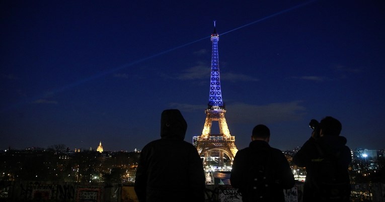 Eiffelov toranj je večeras svijetlio u bojama Ukrajine
