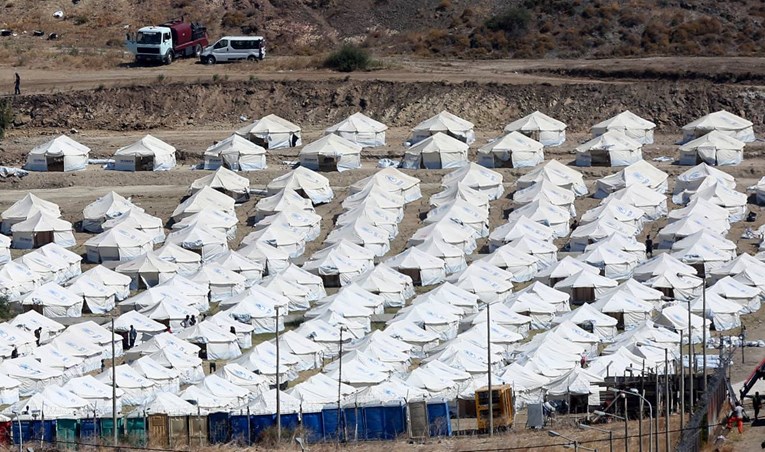 Većina migranata na Lezbosu smještena u novi privremeni logor