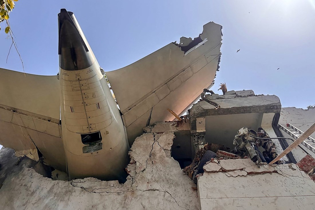 FOTO Rep Boeinga koji je pao u Indiji ostao na zgradi