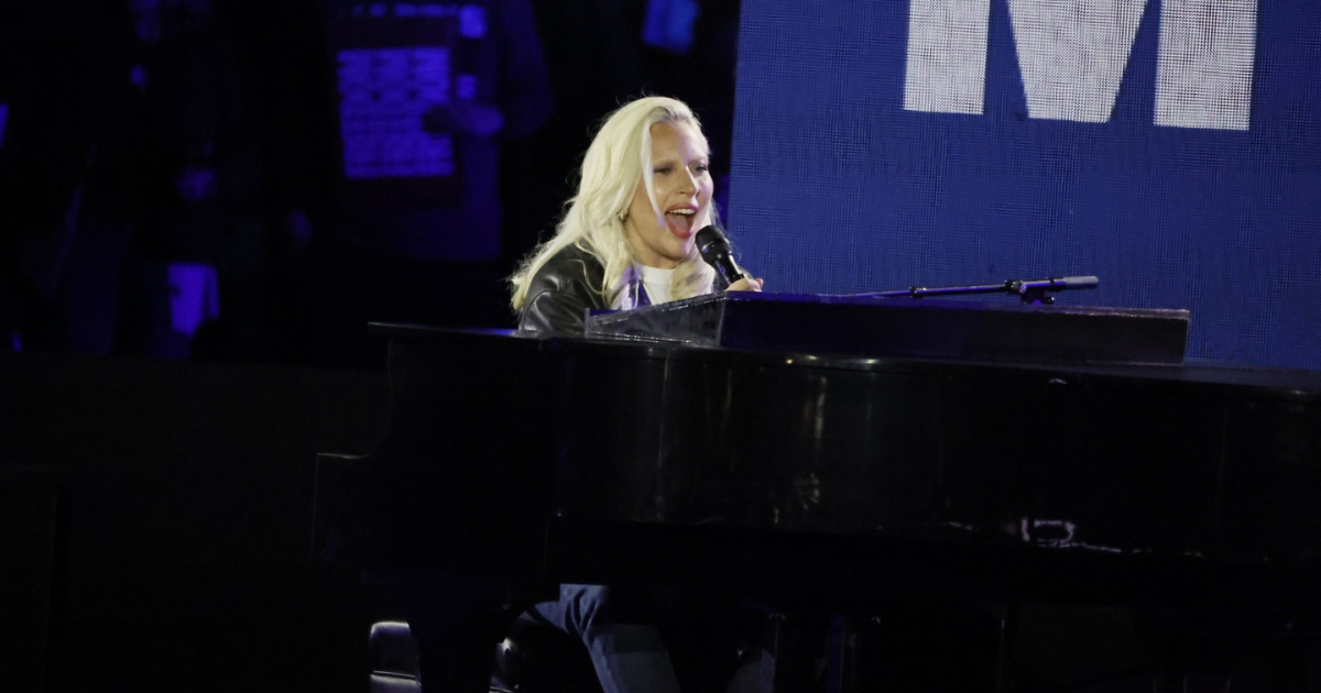 VIDEO Lady Gaga zapjevala na završnom skupu Kamale Harris, izvela God Bless America